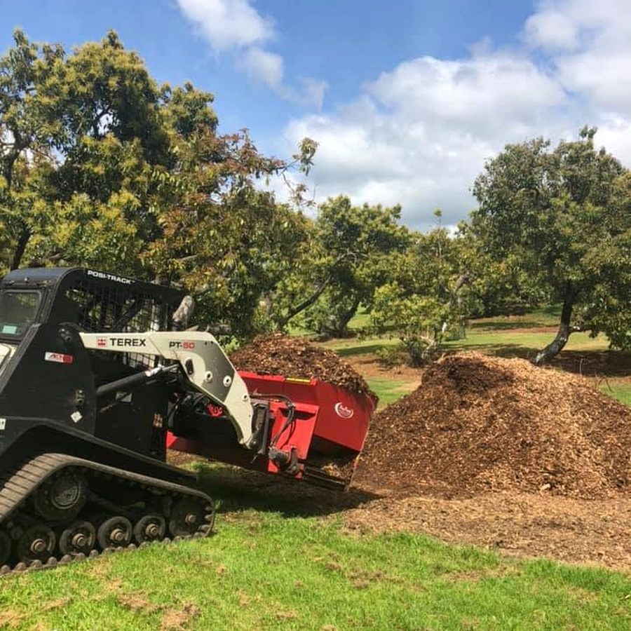 Skid steer moving fresh mulch